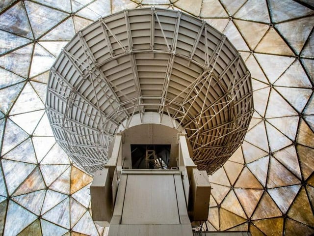The Golf Ball was opened by Princess Anne in 1985, with the white fibreglass radome housing a large dish antenna which could be rotated and elevated to point in any desired direction.