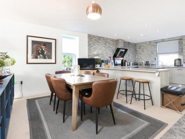 Next to the kitchen is this cosy dining area. Ideal for breakfast, lunch or dinner.