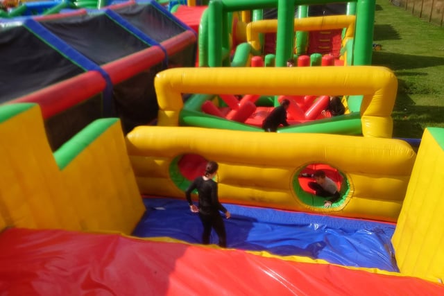 15 photos of the world's largest inflatable obstacle course Tartan ...