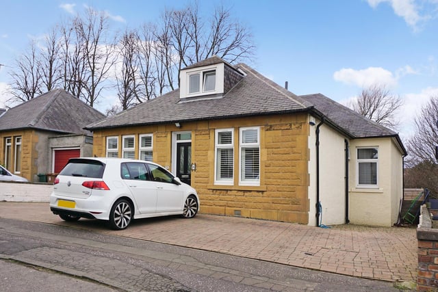 The property offers spacious and flexible family accommodation with an enclosed private garden to the rear and private parking for at least 4 vehicles to the front. The family friendly location is adjacent to a park and convenient for schools and major shopping locations.