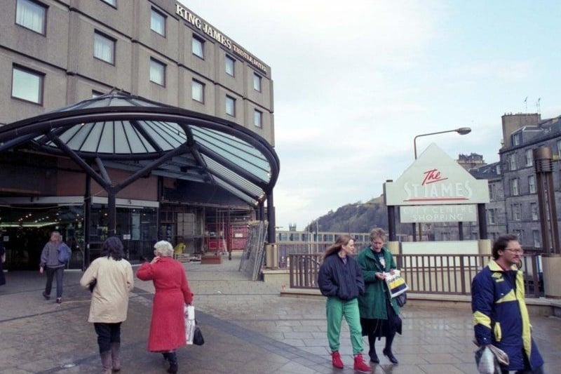 Here you can see the exterior of the St James Shopping centre at the east end of Princes Street, after its refurbishment in January 1992. Of course, now the centre doesn’t exist any more, having been developed into the trendy St James Quarter.