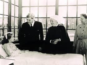 Aneurin Bevan (second left) talks to the NHS' first patient, Sylvia Diggory, 13, at Trafford Genera Photo. Photo credit should read: Trafford Healthcare NHS Trust/PA