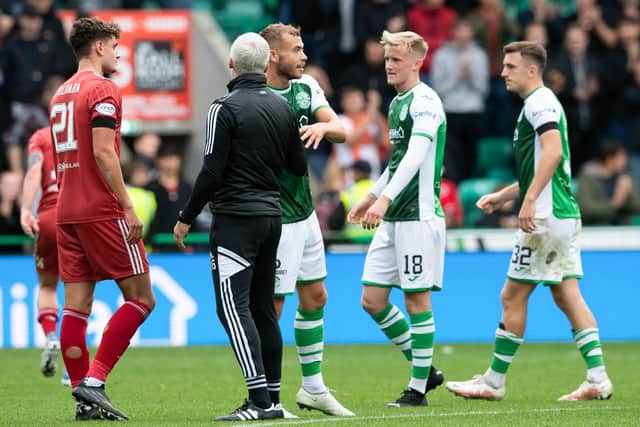 Aberdeen manager Jim Goodwin has a word with Ryan Porteous at full-time. Picture: Paul Devlin / SNS Group)