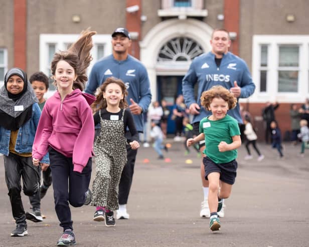 New Zealand rugby stars Tupou Vaa'i & Ethan de Groot pictured with the pupils from Leith Primary School on their Daily Mile.