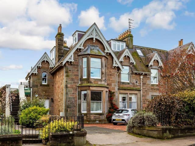 Main-door double upper villa forming part of a handsome, C-listed Victorian building in North Berwick, offering a large living room, a dining kitchen, four bedrooms, and a four-piece family bathroom, plus a mature private garden and unrestricted on-street parking.