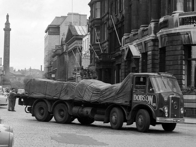 Sean briefly followed in his father's footseps to become a lorry driver. Joe Connery had driven trucks for the North British Rubber Company.