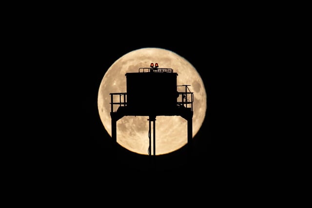 The Supermoon as it rose behind the Jodrell Bank observatory in Cheshire on Tuesday - Picture, Iain Knox / SWNS