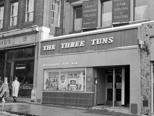 Well worth the 'weight': The Three Tuns restaurant on Hanover Street in 1966.