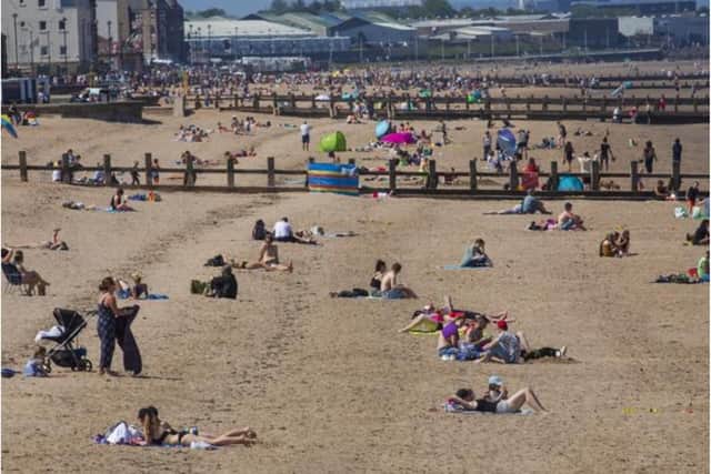Crowds flock to Portobello beach to enjoy the sunshine