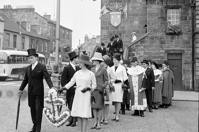 The Honest Lad and Lass - Robert Hardy and Catherine Steedman - lead the procession at the Musselburgh Kirkin Ceremony in July 1965.