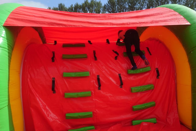 15 photos of the world's largest inflatable obstacle course Tartan ...