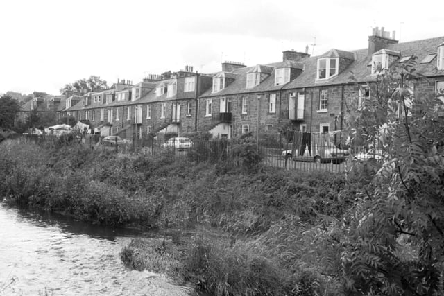 ‘Colony’ housing was built by the Edinburgh Co-operative Building Company for local artisans in the 19th century. Here they are by the Water of Leith, 1988