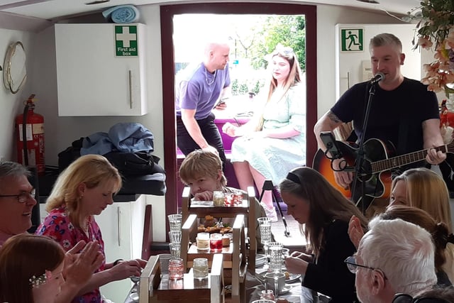 A local musician played live music on acoustic guitar, adding to the relaxing and friendly atmosphere onboard the journey from Fountainbridge to Slateford Aqueduct and back in the Sunday afternoon sun.