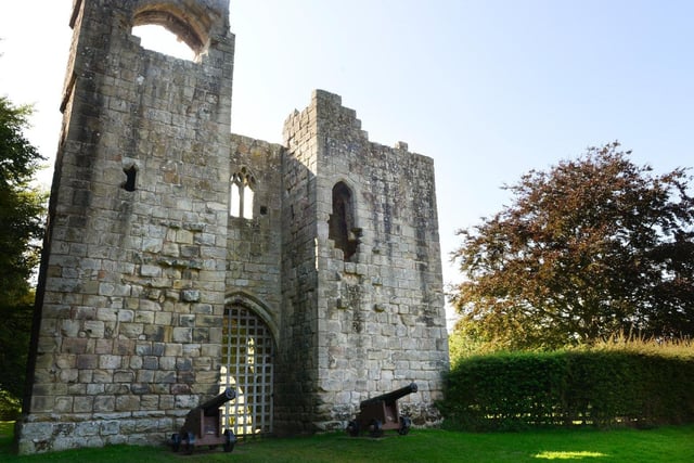 Found in this small village is the 14th-century Etal Castle, set in the Ford and Etal estates.