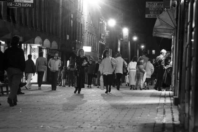 People late-night shopping in Rose Street pedestrian precinct in Edinburgh, December 1986.