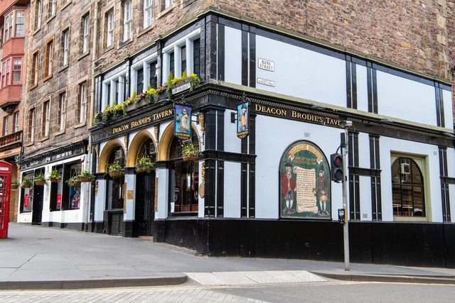 Named after a man who inspired Robert Louis Stevenson’s Jekyll and Hyde, Deacon Brodies Tavern has a rich history and retains some elaborate period features. Found in Lawnmarket, in the midst of Old Town, this pub serves hearty scran and cask ales.