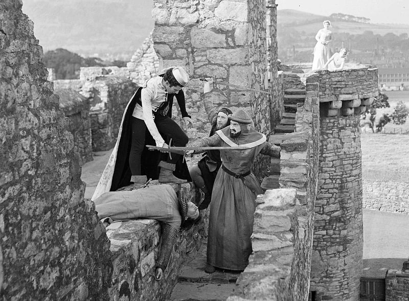 Craigmillar Castle provided a spectacular setting for the Oxford University Players performance of Edward II during the Edinburgh Festival Fringe of 1954.