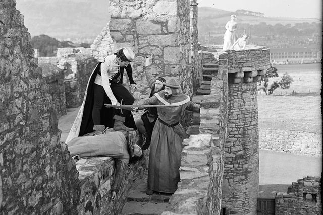 Craigmillar Castle provided a spectacular setting for the Oxford University Players performance of Edward II during the Edinburgh Festival Fringe of 1954.