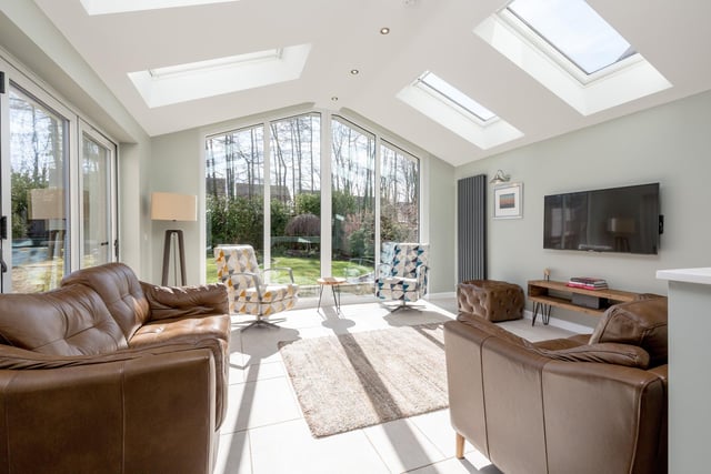 This immaculately presented four bedroom detached modern house comes with a stunning vaulted rear extension.