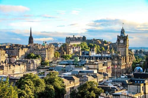 Whether guests are interested in experiencing a World Heritage Site or a lively pub and club scene, a&o Edinburgh is always only a few minutes away.