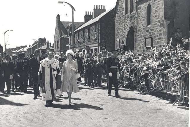 The Queen and Provost Young of Bonnyrigg and Lasswade Council, at Henry Widnell & Stewart carpet factory, June 1961. Photo courtesy Midlothian Council Local Studies.