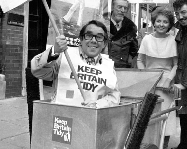 Ronnie Corbett and Lulu help launch an anti-litter campaign in 1976 (Picture: PA)