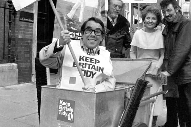 Ronnie Corbett and Lulu help launch an anti-litter campaign in 1976 (Picture: PA)