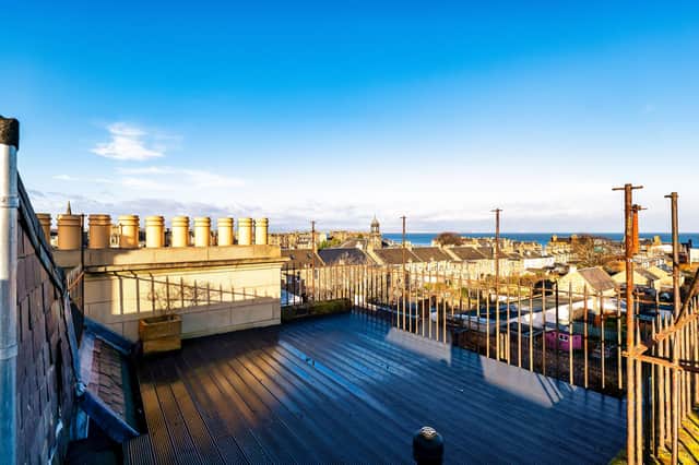 The spectacular fully decked roof terrace with panoramic views of Arthur‘s Seat, the Pentland Hills and the North Sea.