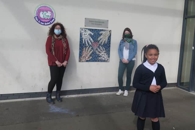 Grace Okoro (P4) at front with artist Berna Wood on left and  Secretary of the Woodburn Parent Partnership Elinor Fox on the right.