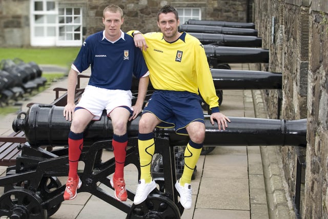 David Clarkson and Allan McGregor help launch a kit at Stirling Castle in August 2008