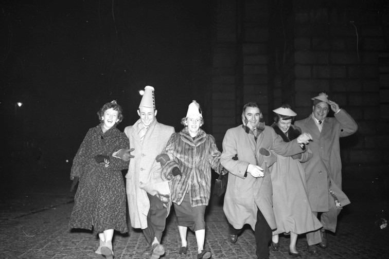 Six American tourists dance down the High Street.