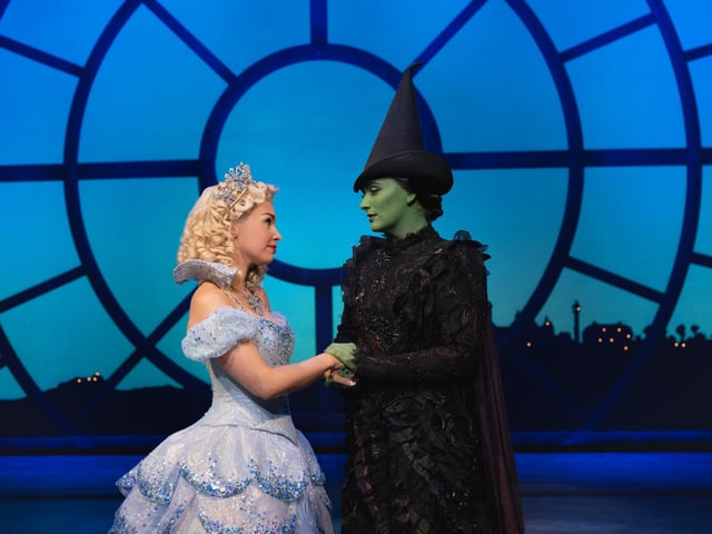 It takes over 100 people on-stage and behind the scenes to deliver each performance of this award-winning touring production.