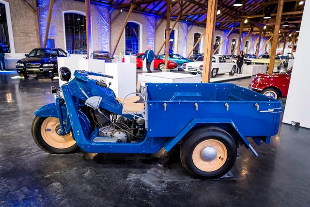 One of the vehicles that started it all. From 1931, Mazda made a line of three-wheeled pick-ups. This one has an air-cooled single-cylinder four-stroke engine delivering 9.5hp, and a payload of 500kg. Later the three-wheeler range incorporated 30 different models with payloads ranging from 300kg to 2000kg. At its peak, around 130,000 were sold annually.