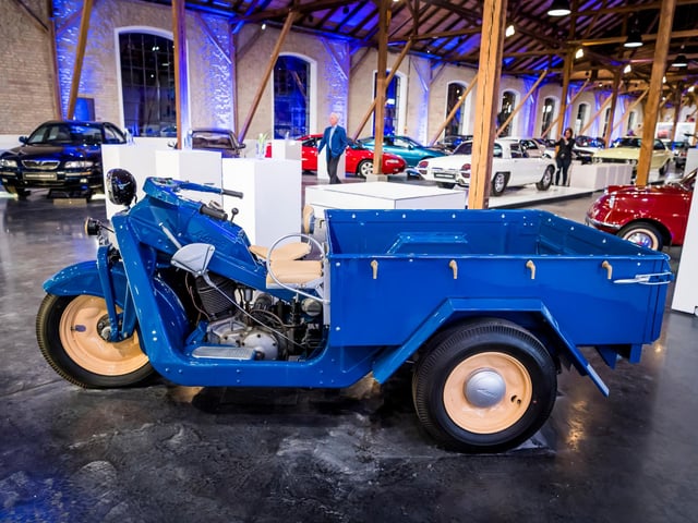 One of the vehicles that started it all. From 1931, Mazda made a line of three-wheeled pick-ups. This one has an air-cooled single-cylinder four-stroke engine delivering 9.5hp, and a payload of 500kg. Later the three-wheeler range incorporated 30 different models with payloads ranging from 300kg to 2000kg. At its peak, around 130,000 were sold annually.
