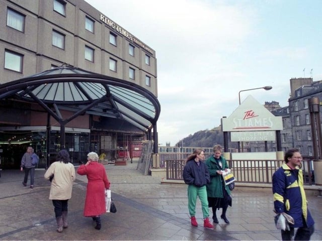 Here you can see the exterior of the St James Shopping centre at the east end of Princes Street, after its refurbishment in January 1992. Of course, now the centre doesn’t exist any more, having been developed into the trendy St James Quarter.