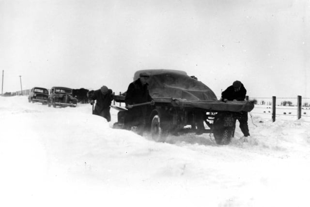 Attempting to dig out a lorry in Tranent's Elphinstone Road after heavy snow in January 1963.
