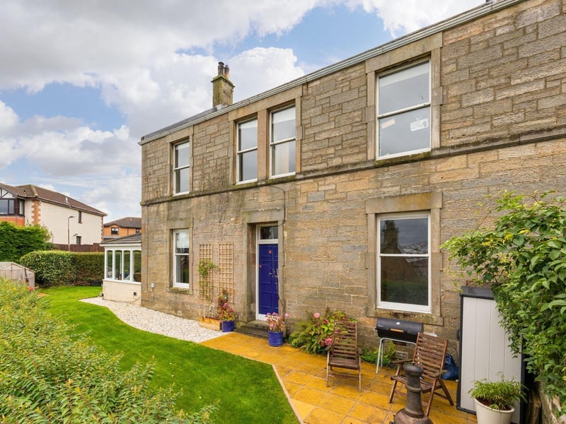 This property offers a blend of comfortable living spaces, stunning views, charming features, and practical storage space making it a wonderful choice for those looking to reside in South Queensferry.