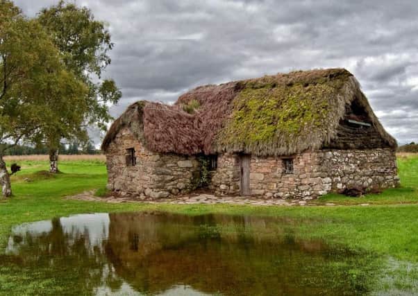 The old Leanach Cottage on Culloden Moor. It is said to date from the time of the Battle of Culloden (1746) and was inhabited until 1912. Today, the building stands next to the Visitor Centre at the battlefield. PIC Wikipedia.