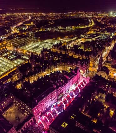Edinburgh's Christmas

Christmas lights and attractions in George Street and Princes Street Gardens