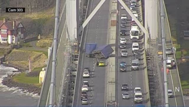 Lorry blown over by strong winds on the Forth Road Bridge (14-03-17)