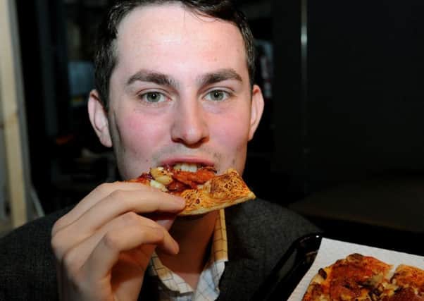 Evening News reporter Kieran Murray tries his 90 seconds pizza