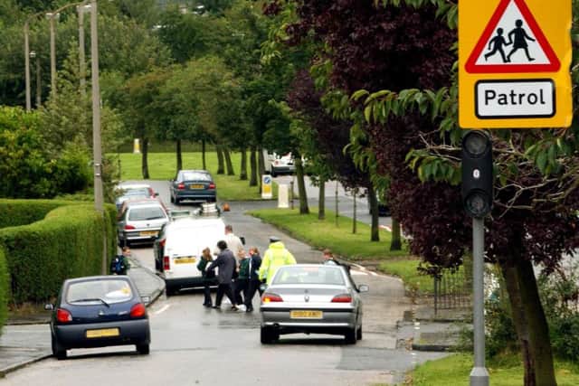 Flashing lights outside schools should be reinstated, despite the 20mph limit