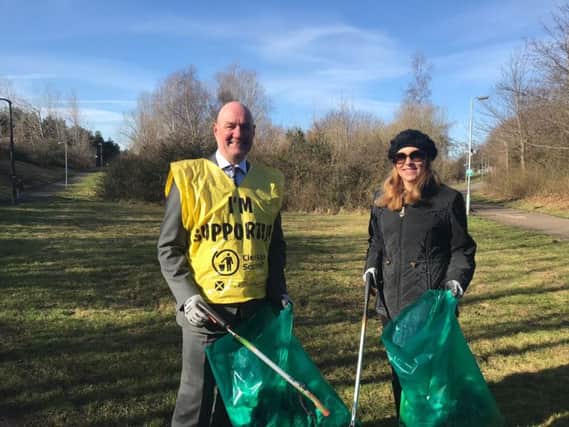 Pete Leonard, Operations Director at Keep Scotland Beautiful with Ash Denham, MSP during a litter pick at Brunstane Primary School on 29/03/18