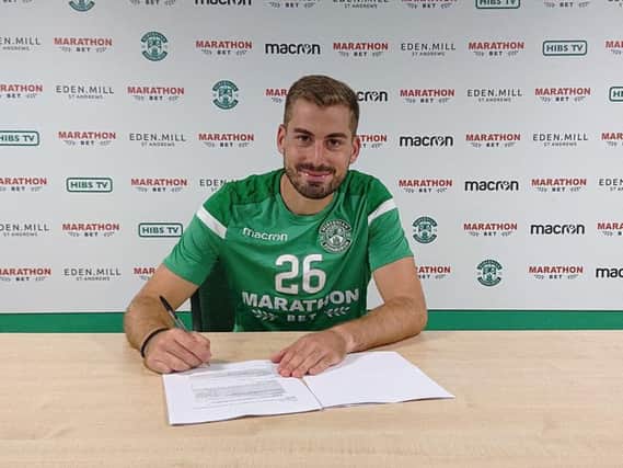 Charalampos Mavrias has signed a short-term deal with Hibs.