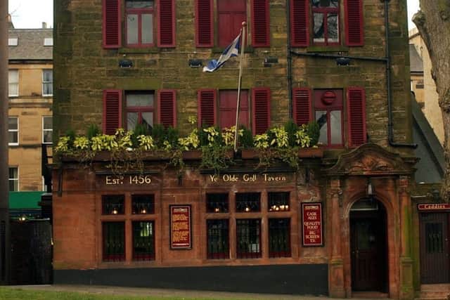 Established in 1456 this charming little public house is situated opposite Bruntsfield Links and has been popular with local amateur golfers since the dawn of the sport.