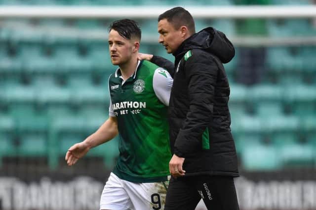 Paul Heckingbottom congratulates Marc McNulty at the end of Hibs v Motherwell. Pic: SNS