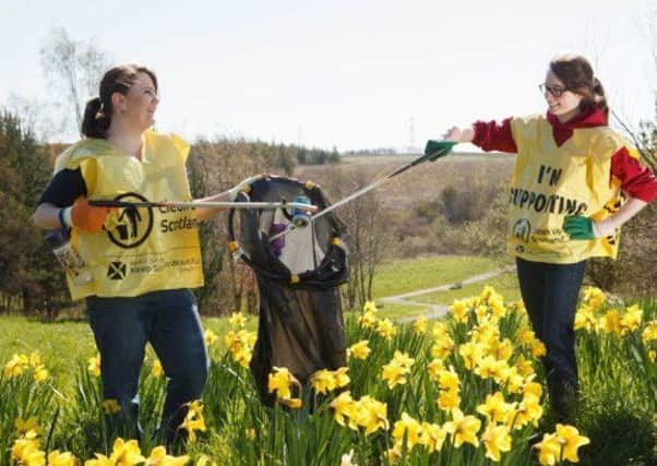 Local community groups in south Edinburgh have come together this year to create the
biggest Spring Clean the area has ever had.