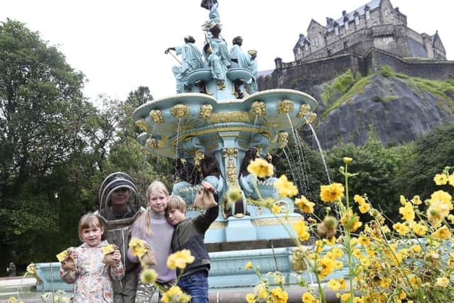 Niamh Eyles 6, Francesca Wright, 11,  Alexander Wright, 9, and a beekeeper from the world bee project 







Happy Bee-Day event. Pic: Lisa Ferguson