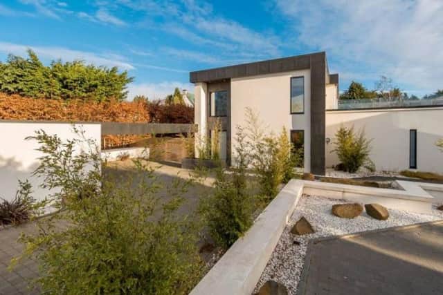 This well presented contemporary villa sits in a highly desirable residential area of Cammo in a secluded cul-de-sac, and offers ample living space with a surrounding secure walled garden. Price: 999,000 GBP
